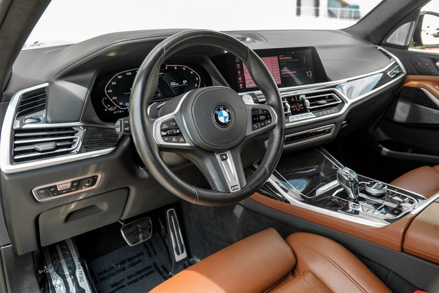 BMW X7 Vehicle Main Gallery Image 03
