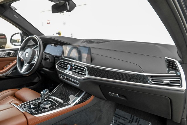 BMW X7 Vehicle Main Gallery Image 13