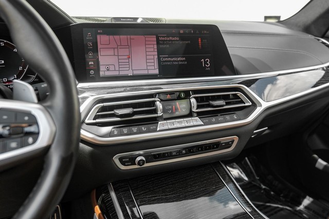 BMW X7 Vehicle Main Gallery Image 26