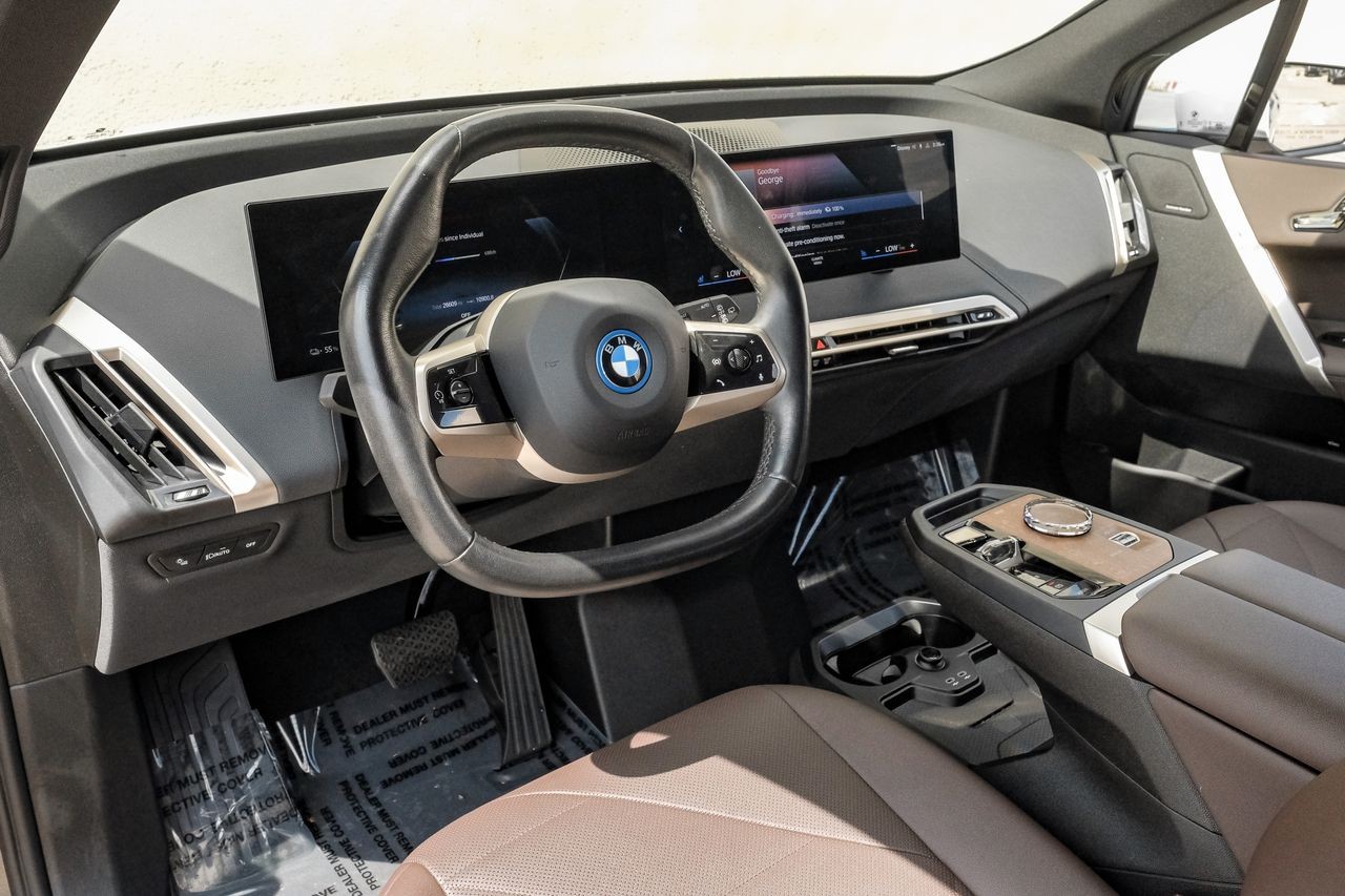 BMW iX Vehicle Main Gallery Image 03