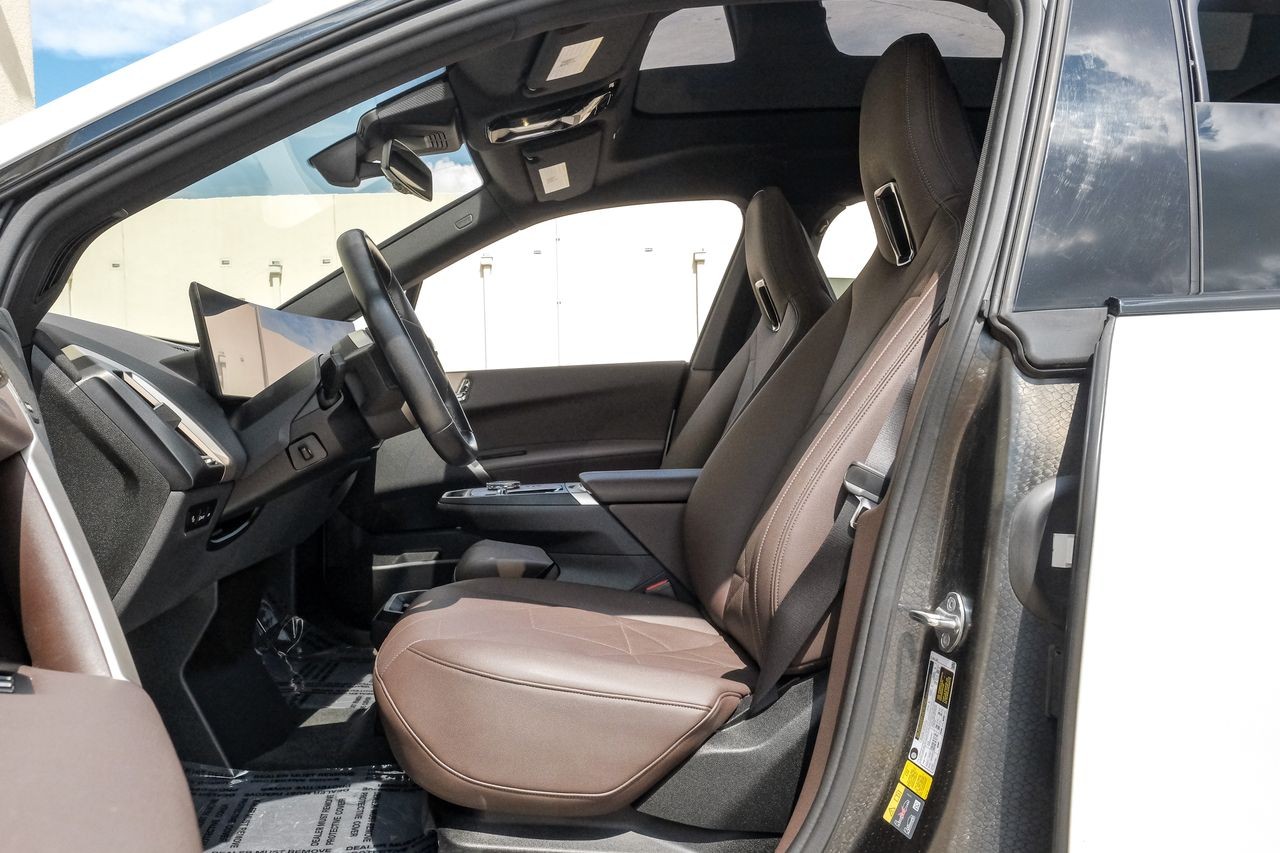 BMW iX Vehicle Main Gallery Image 04