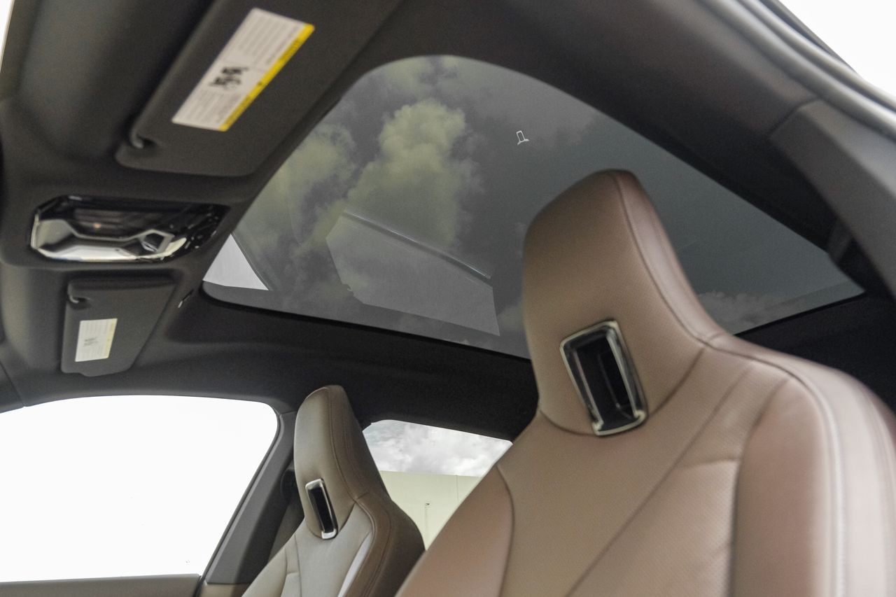 BMW iX Vehicle Main Gallery Image 05
