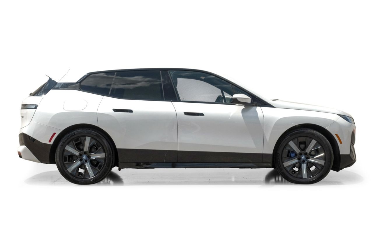 BMW iX Vehicle Main Gallery Image 08