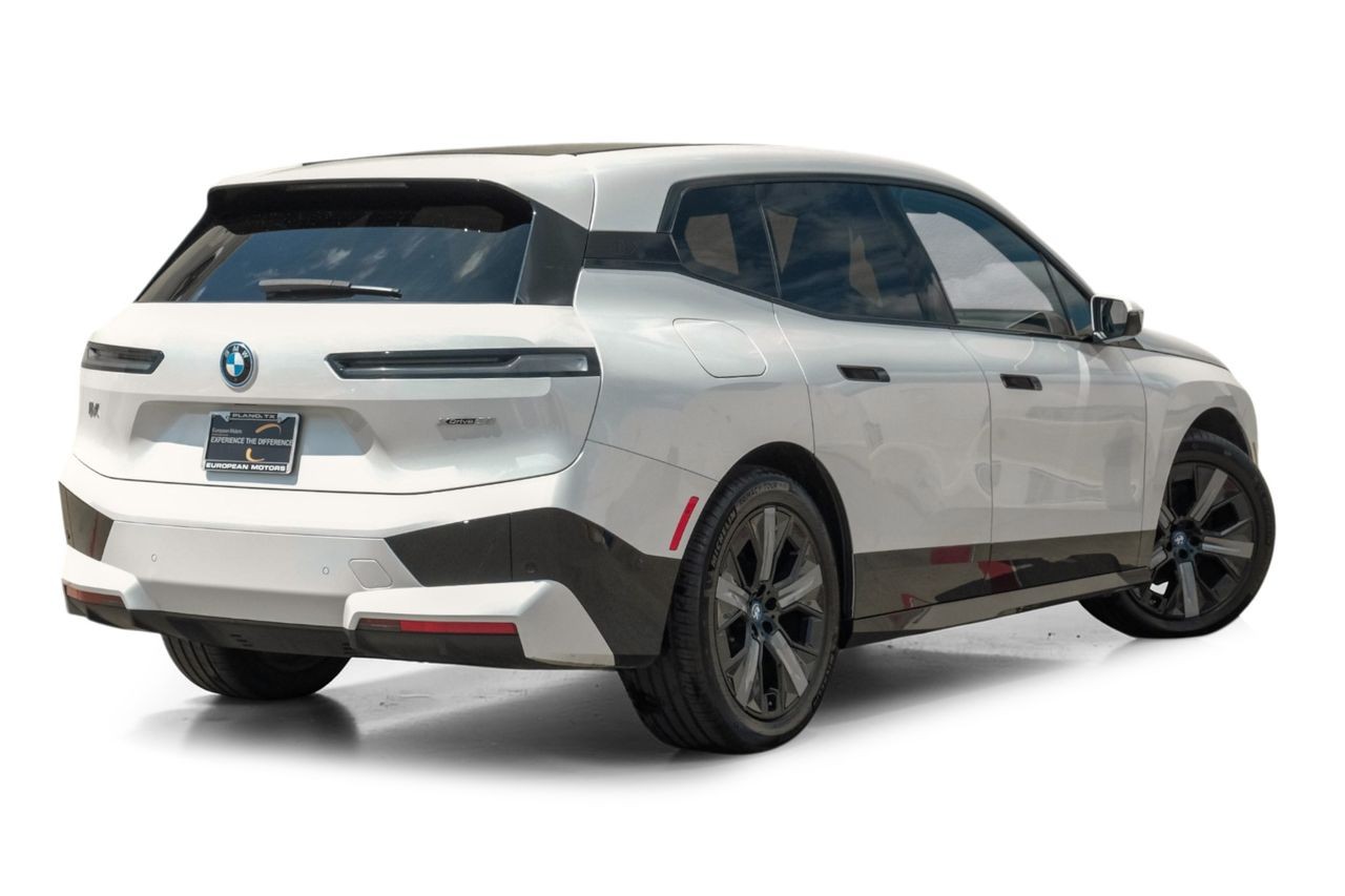 BMW iX Vehicle Main Gallery Image 09