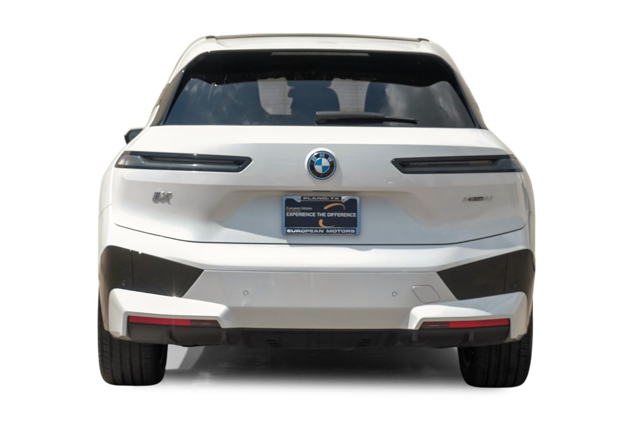 BMW iX Vehicle Main Gallery Image 10