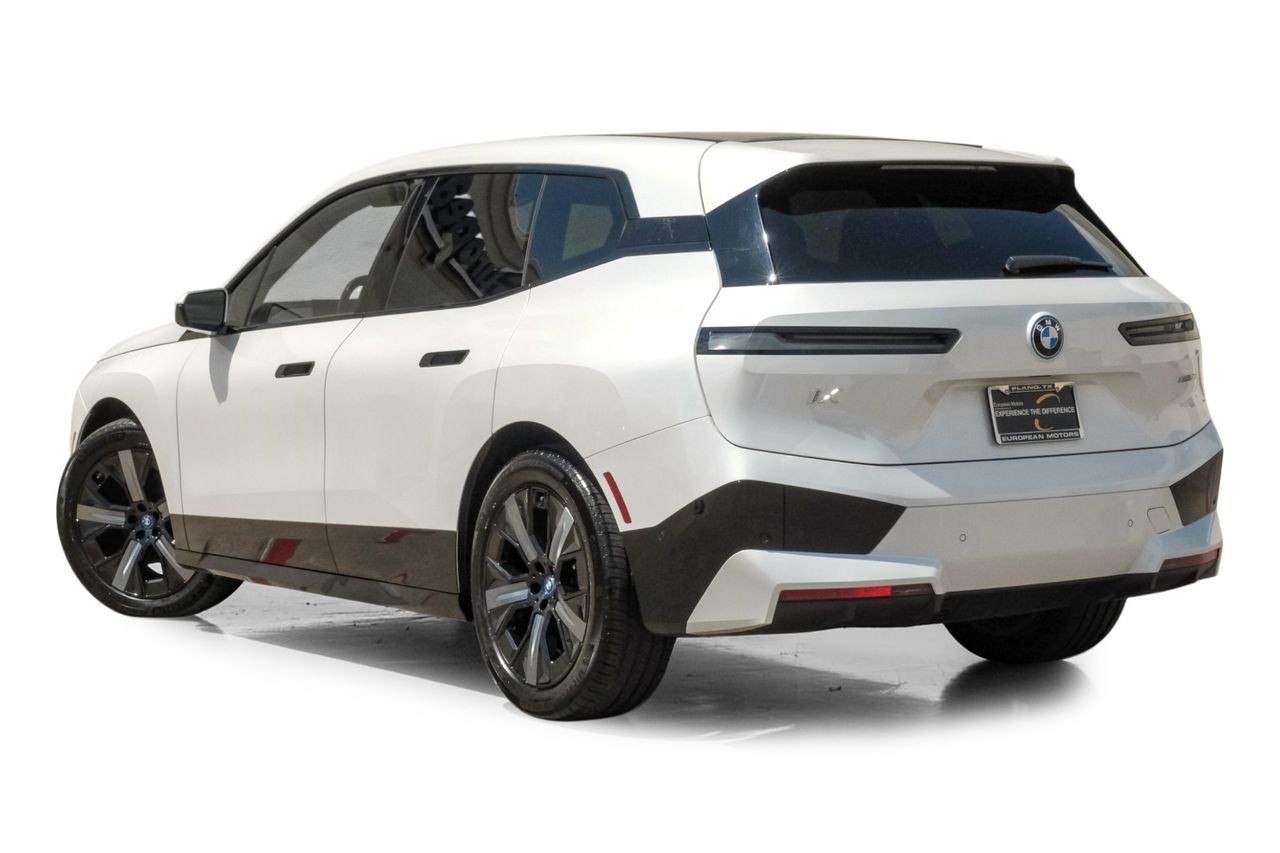 BMW iX Vehicle Main Gallery Image 11