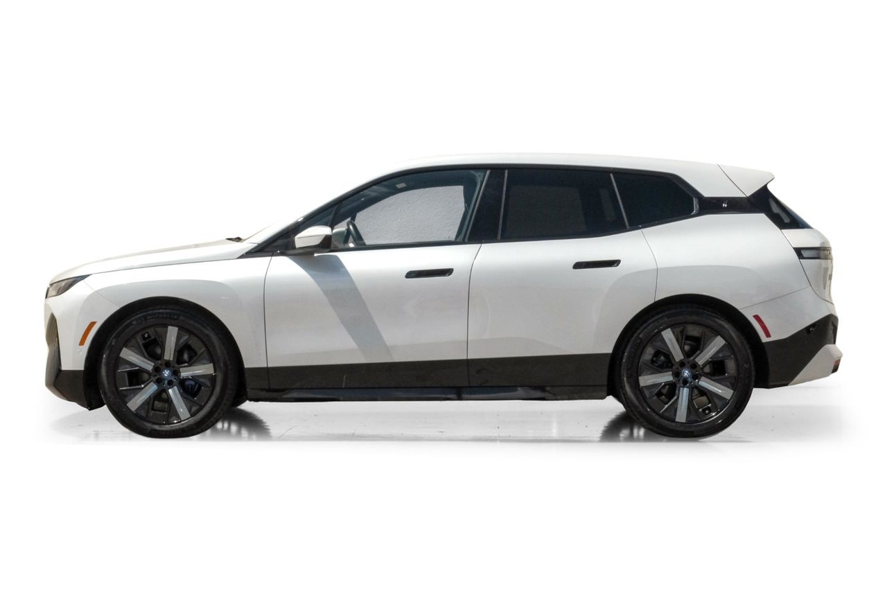 BMW iX Vehicle Main Gallery Image 12