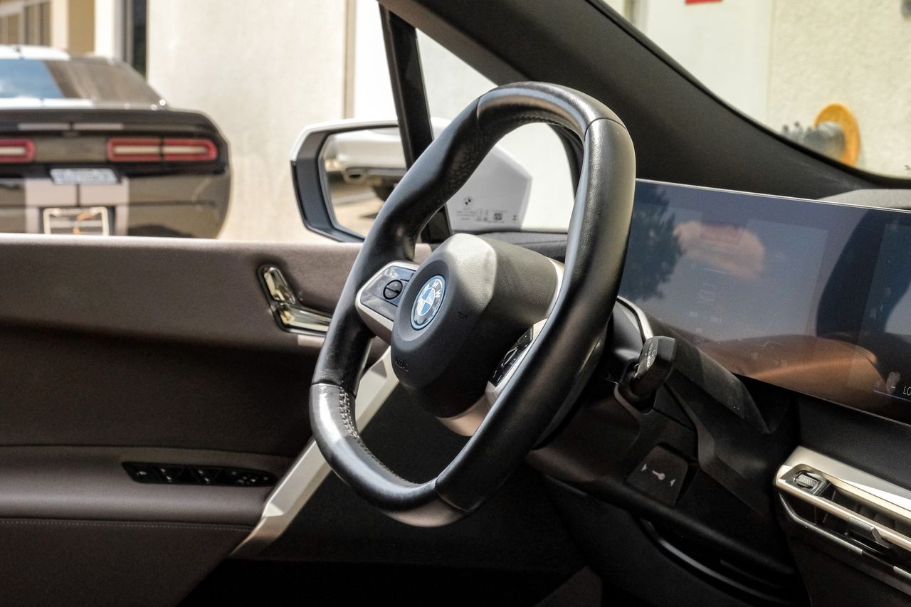BMW iX Vehicle Main Gallery Image 14