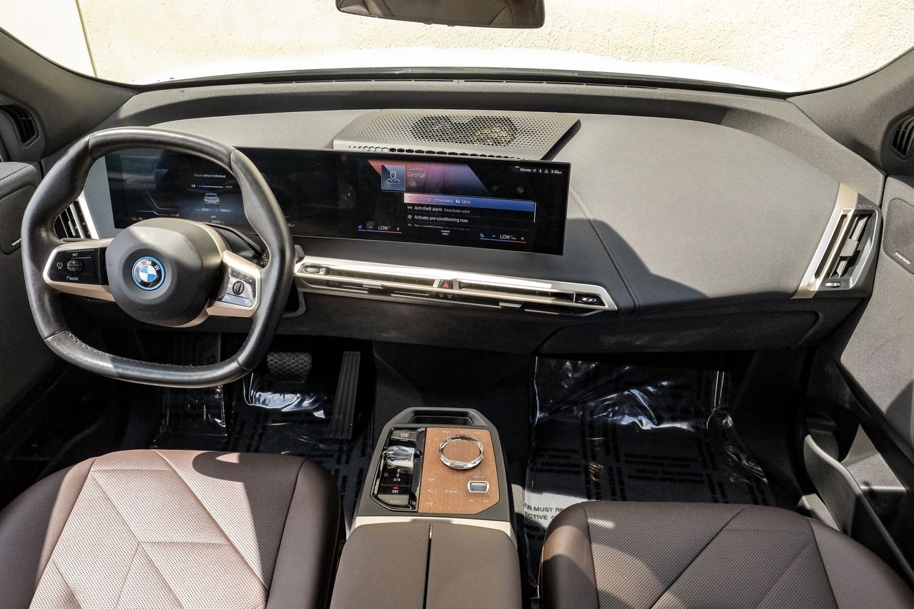 BMW iX Vehicle Main Gallery Image 15