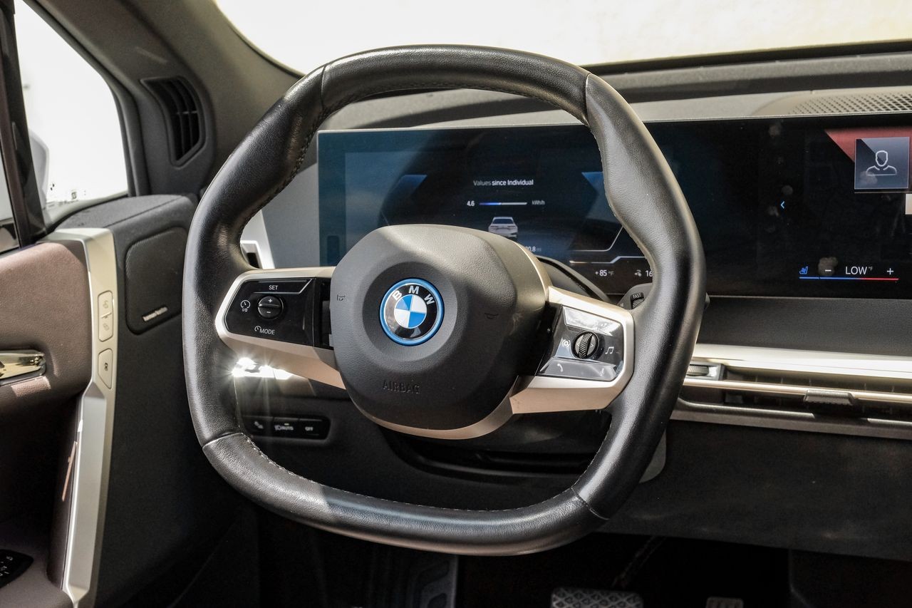 BMW iX Vehicle Main Gallery Image 17