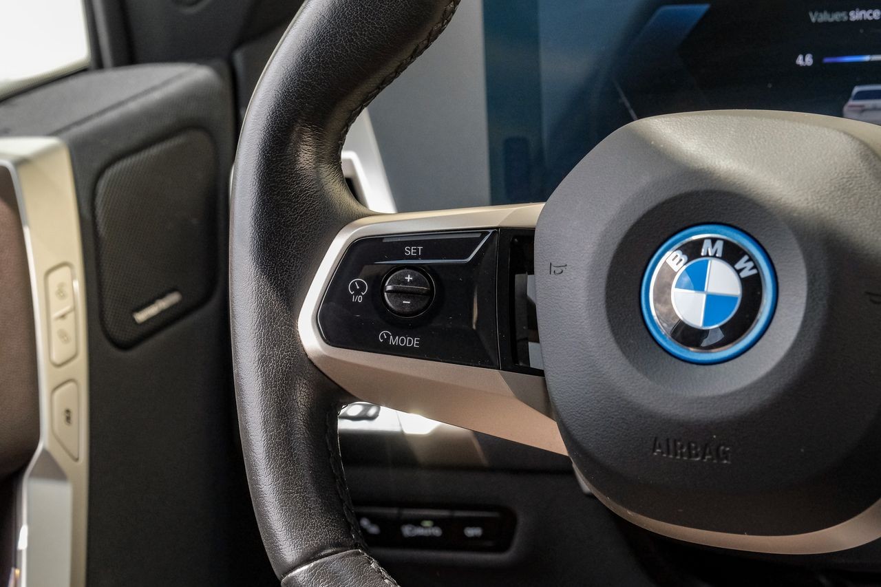 BMW iX Vehicle Main Gallery Image 18