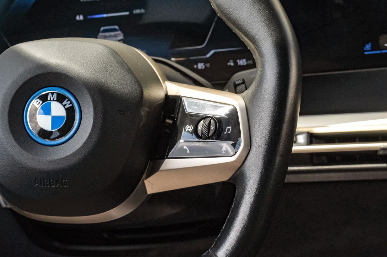 BMW iX Vehicle Main Gallery Image 19