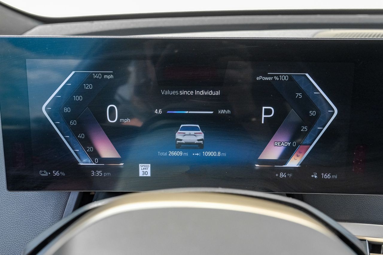 BMW iX Vehicle Main Gallery Image 20