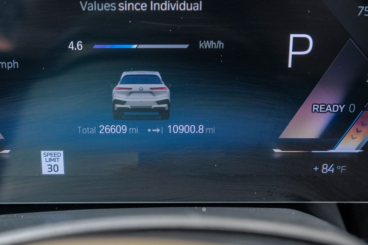 BMW iX Vehicle Main Gallery Image 21