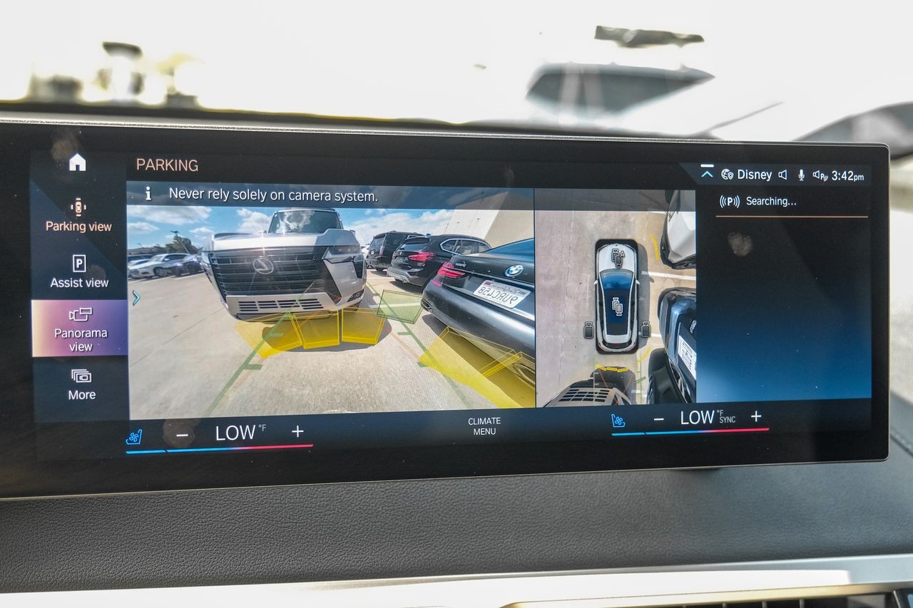 BMW iX Vehicle Main Gallery Image 23