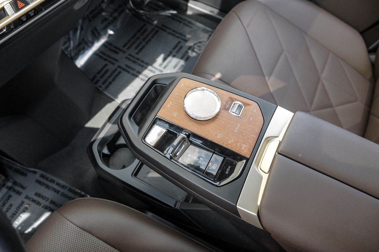 BMW iX Vehicle Main Gallery Image 24