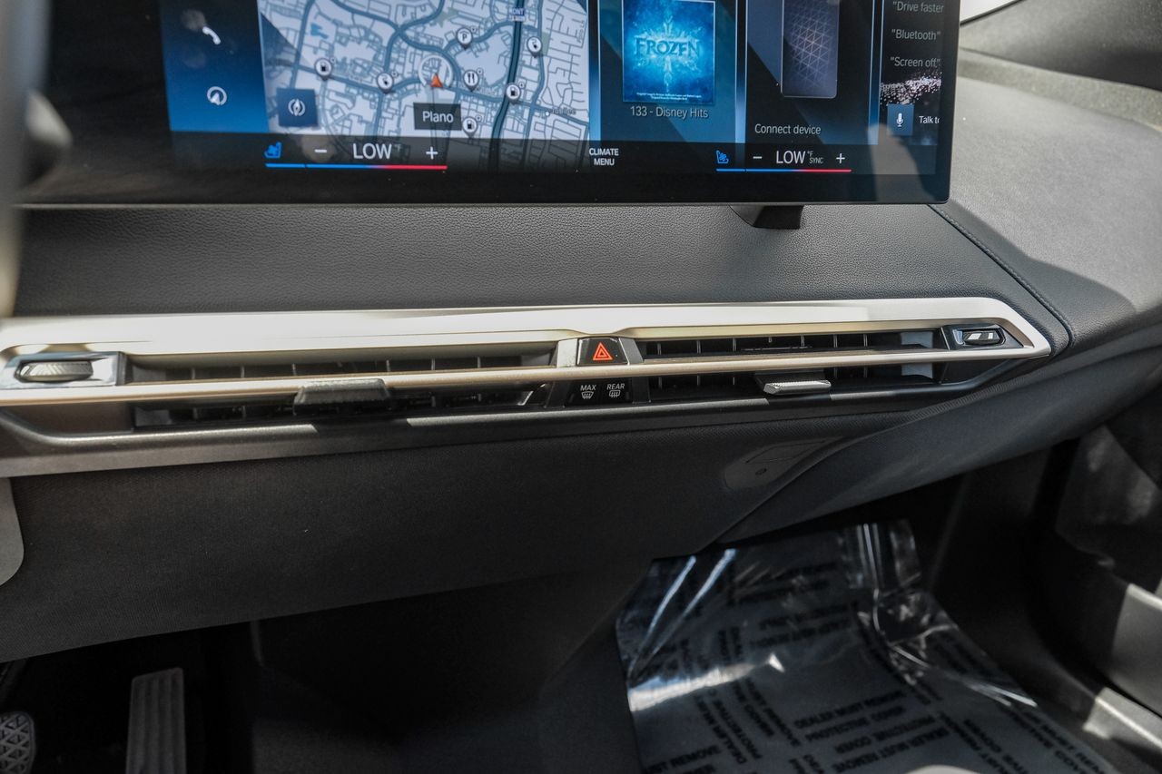 BMW iX Vehicle Main Gallery Image 26