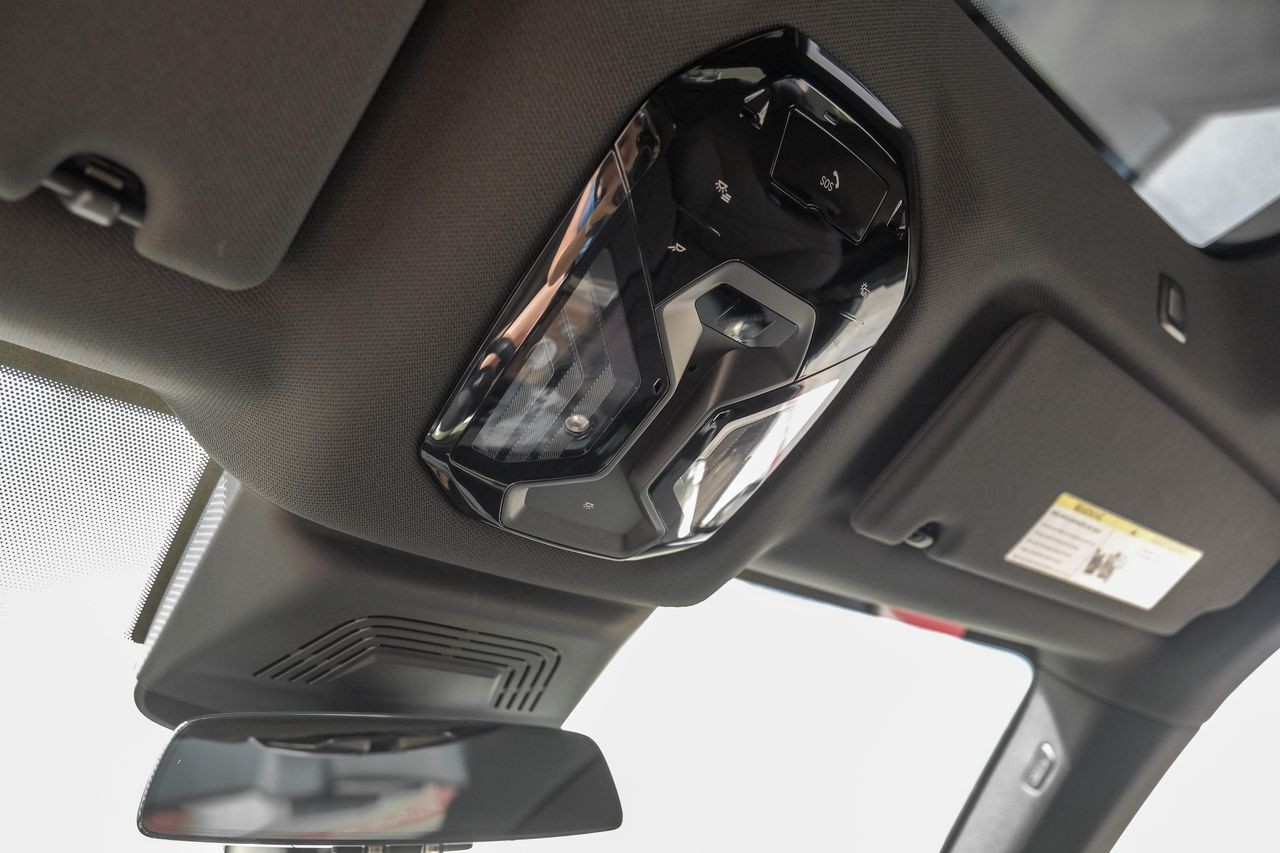 BMW iX Vehicle Main Gallery Image 27