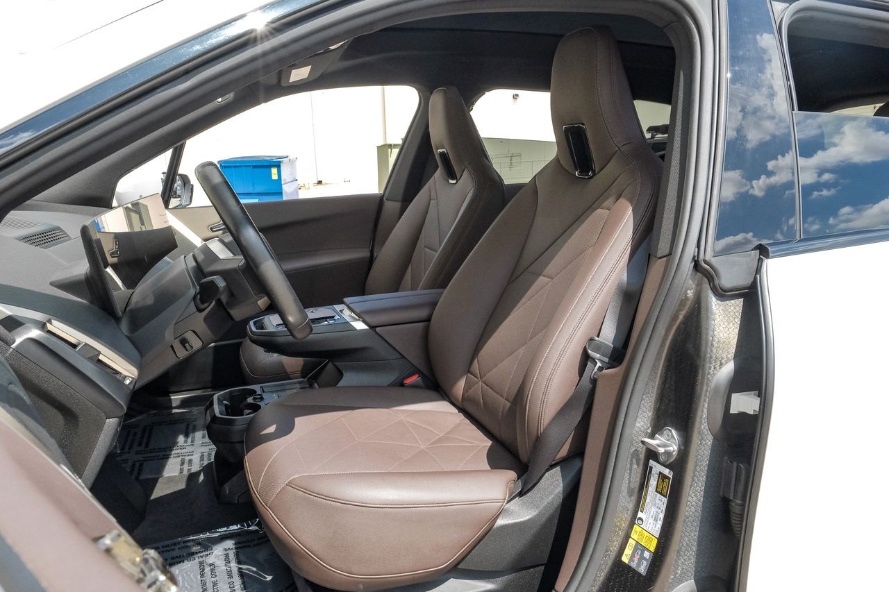 BMW iX Vehicle Main Gallery Image 35