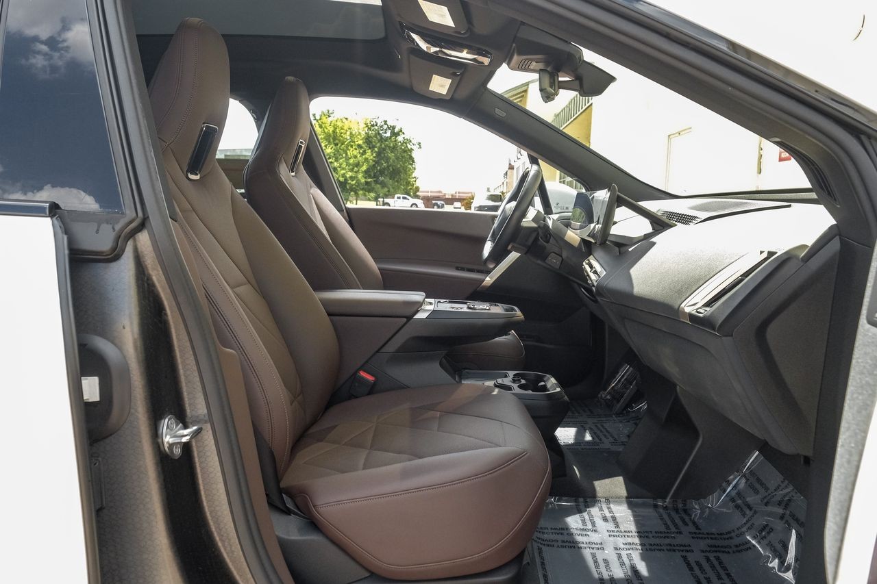 BMW iX Vehicle Main Gallery Image 36