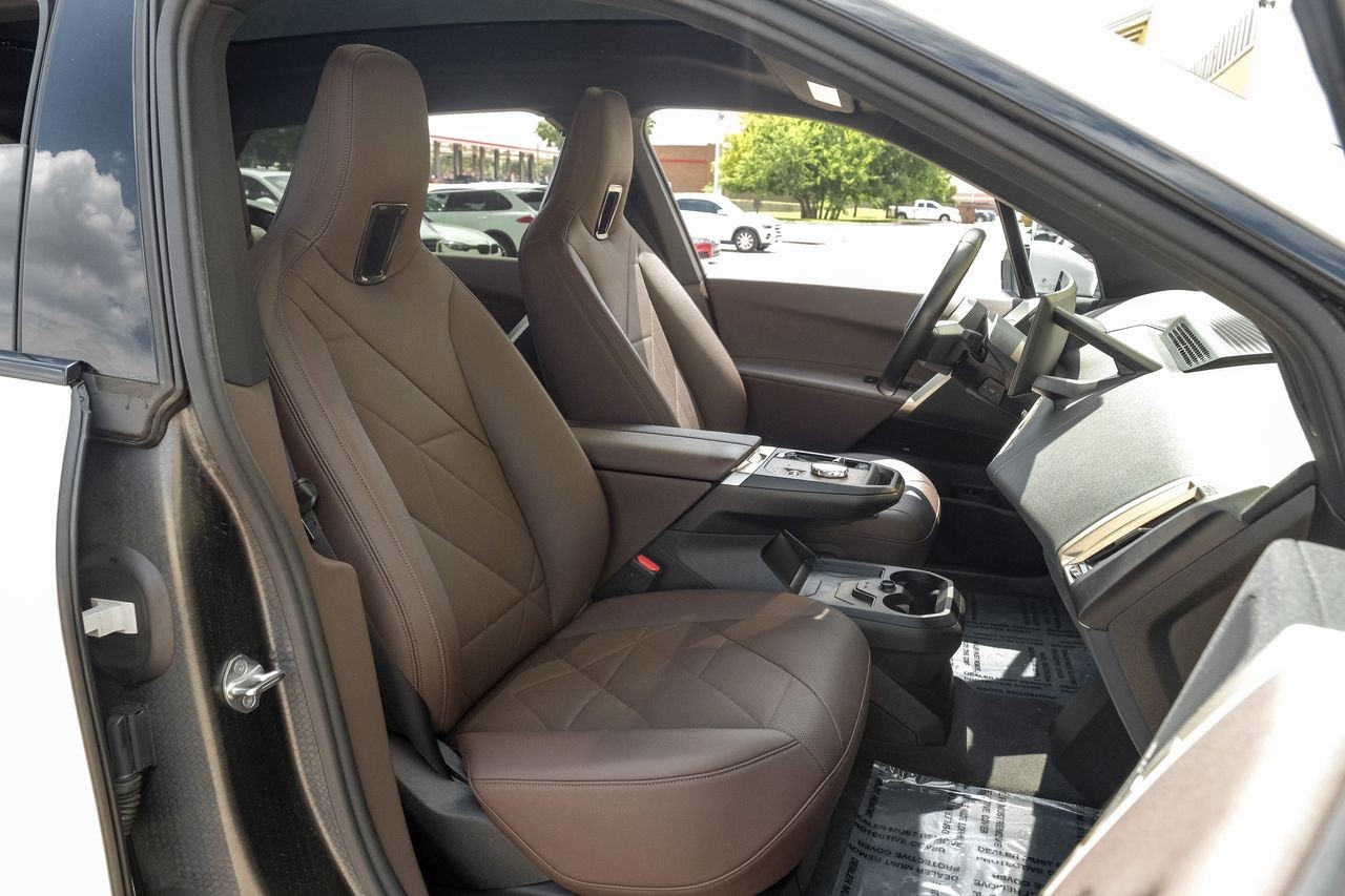 BMW iX Vehicle Main Gallery Image 37