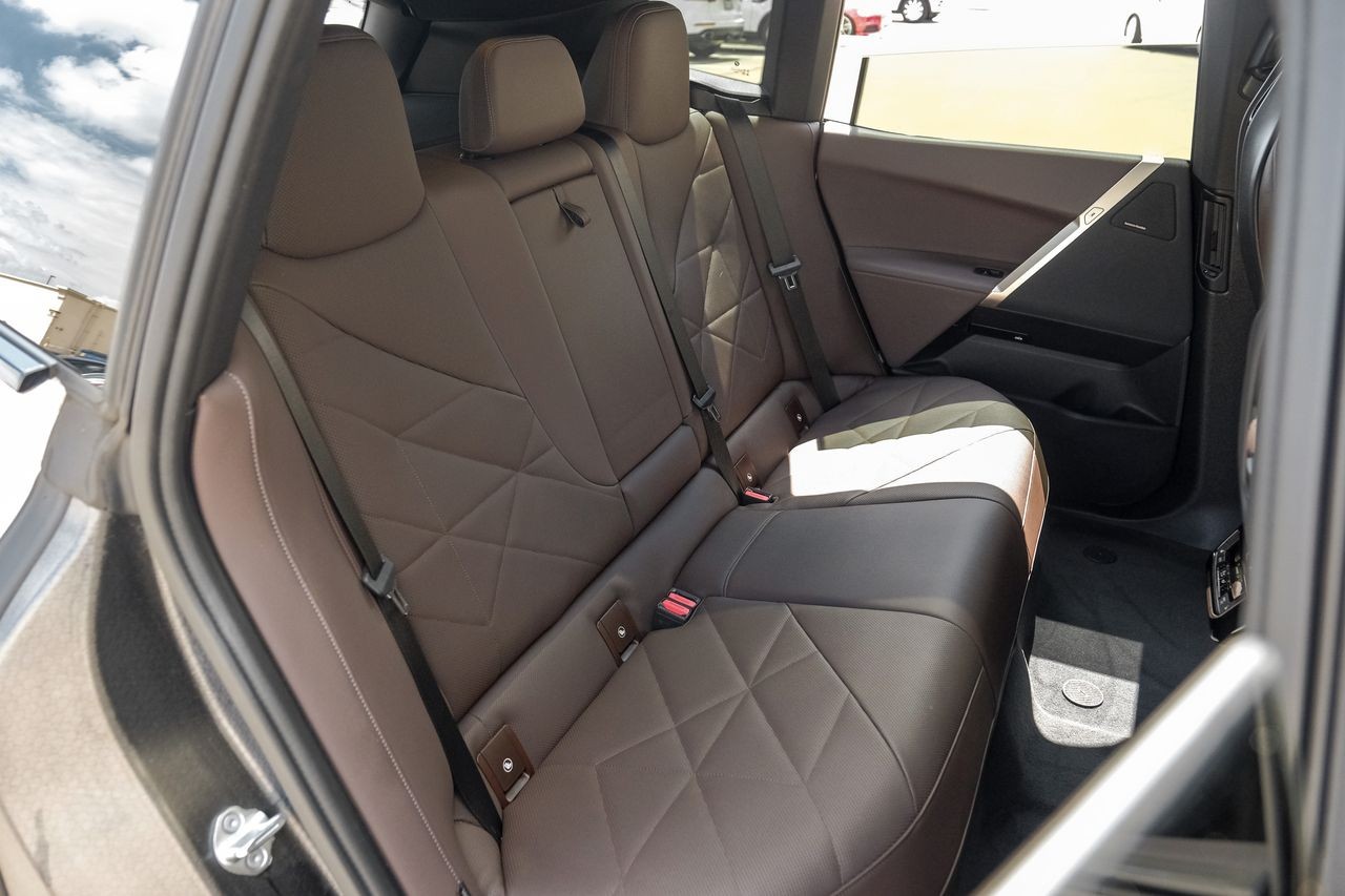BMW iX Vehicle Main Gallery Image 38