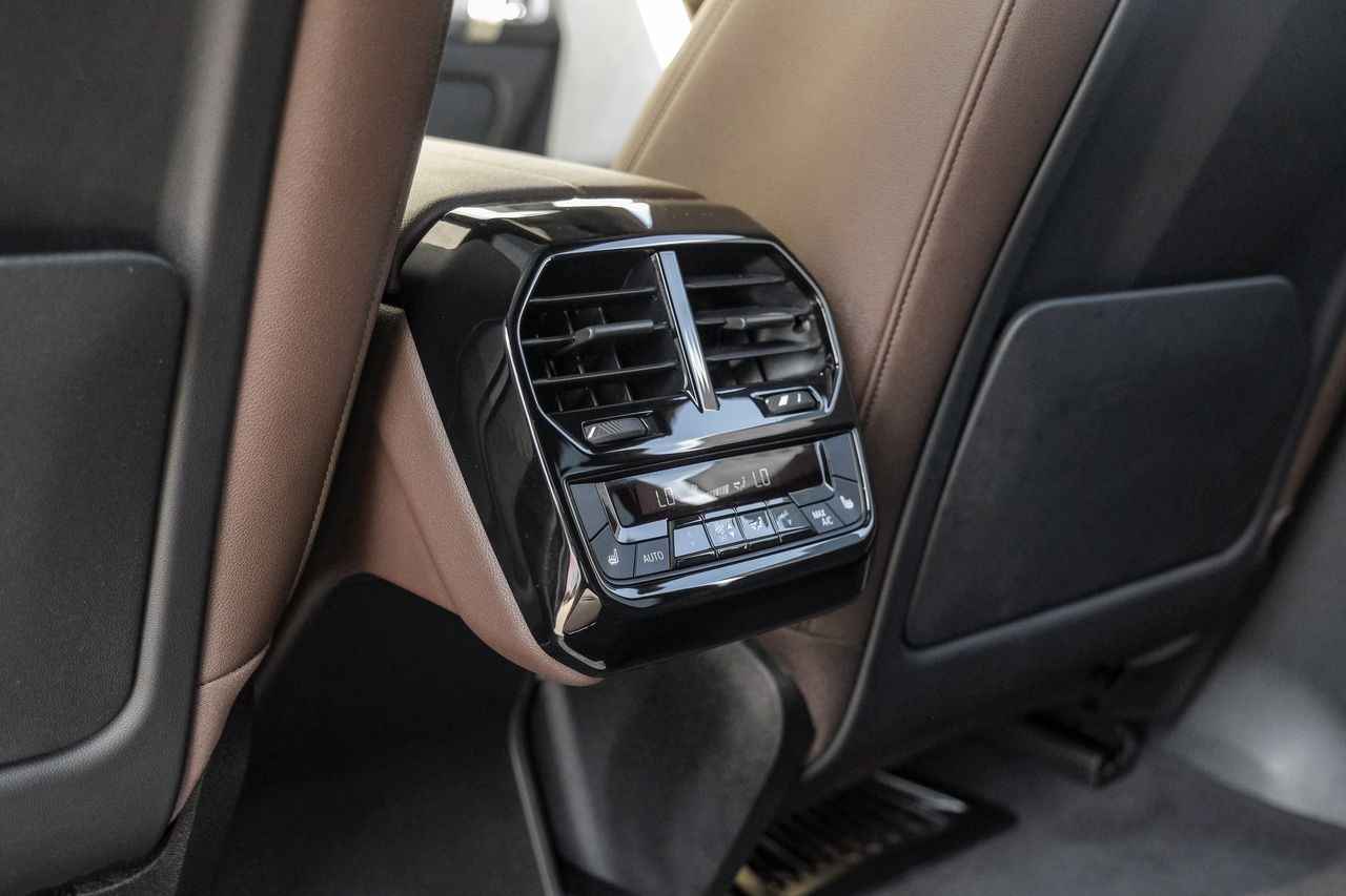 BMW iX Vehicle Main Gallery Image 40