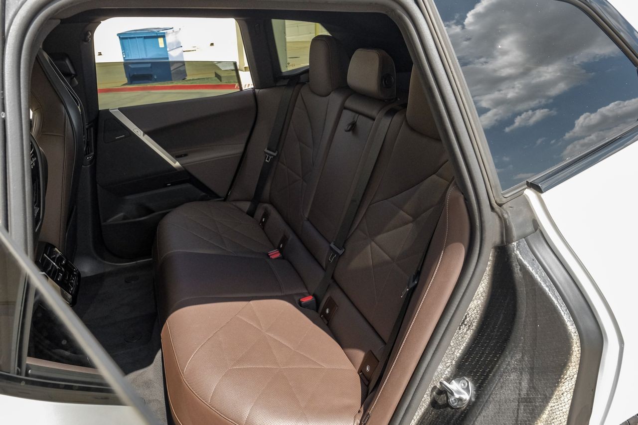 BMW iX Vehicle Main Gallery Image 43