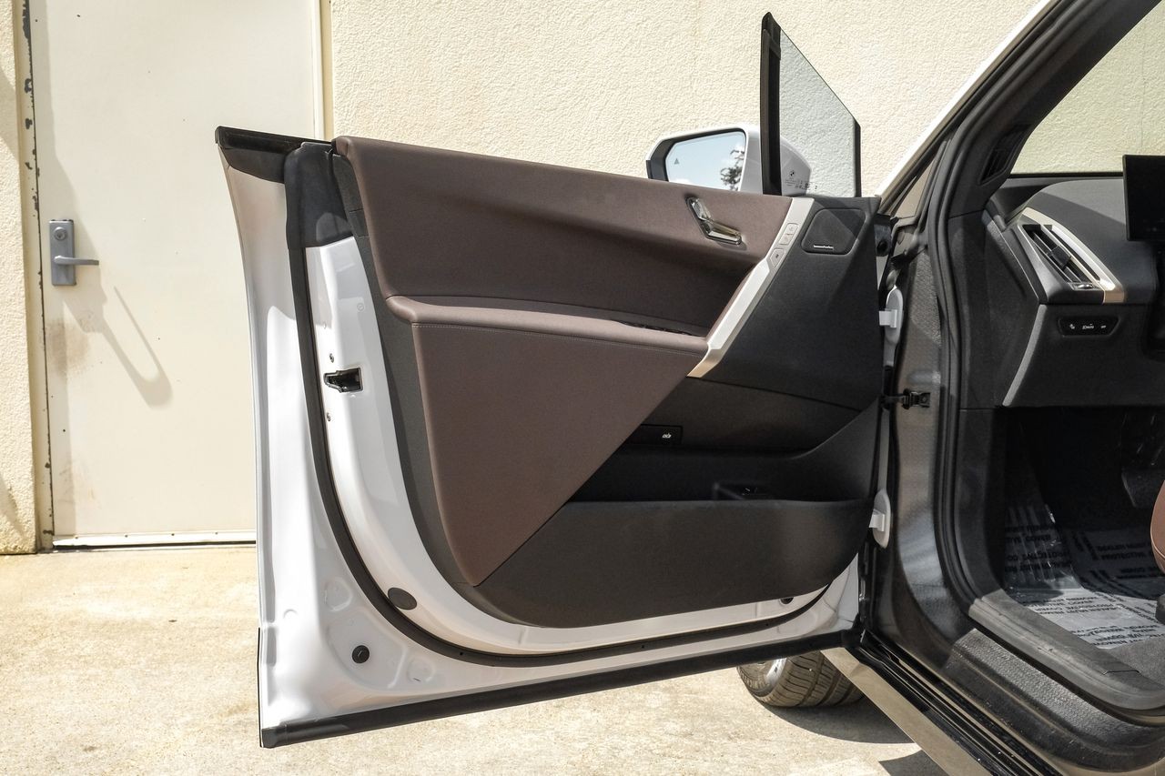 BMW iX Vehicle Main Gallery Image 44