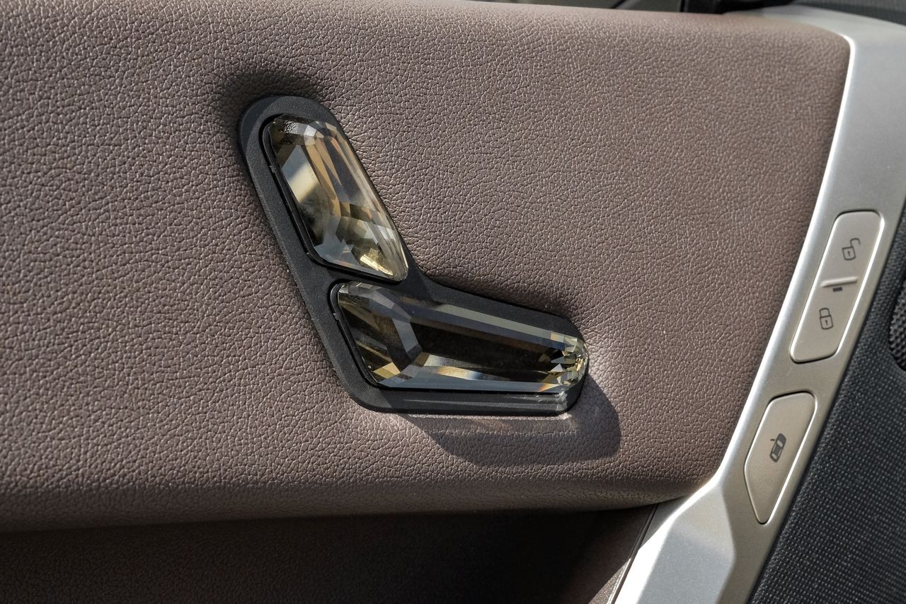 BMW iX Vehicle Main Gallery Image 45