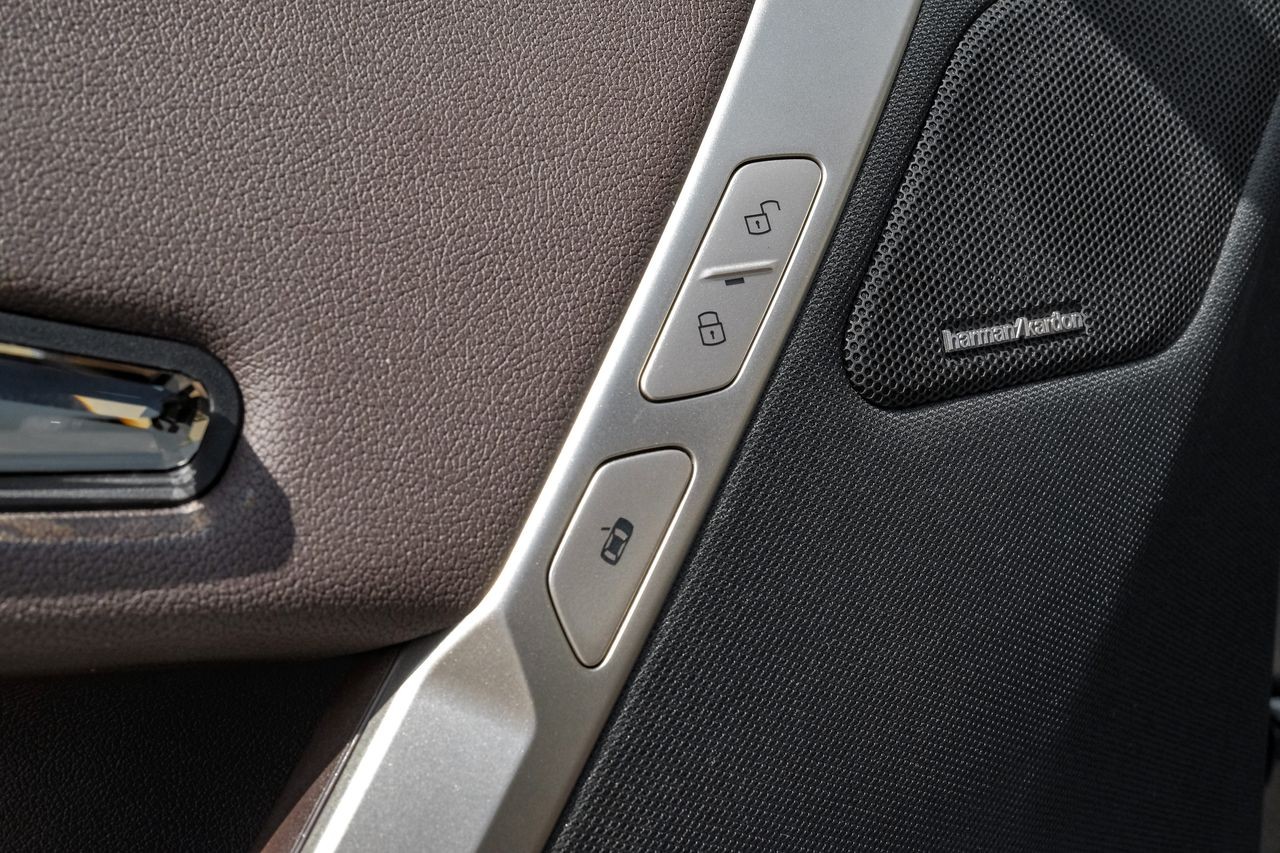 BMW iX Vehicle Main Gallery Image 46