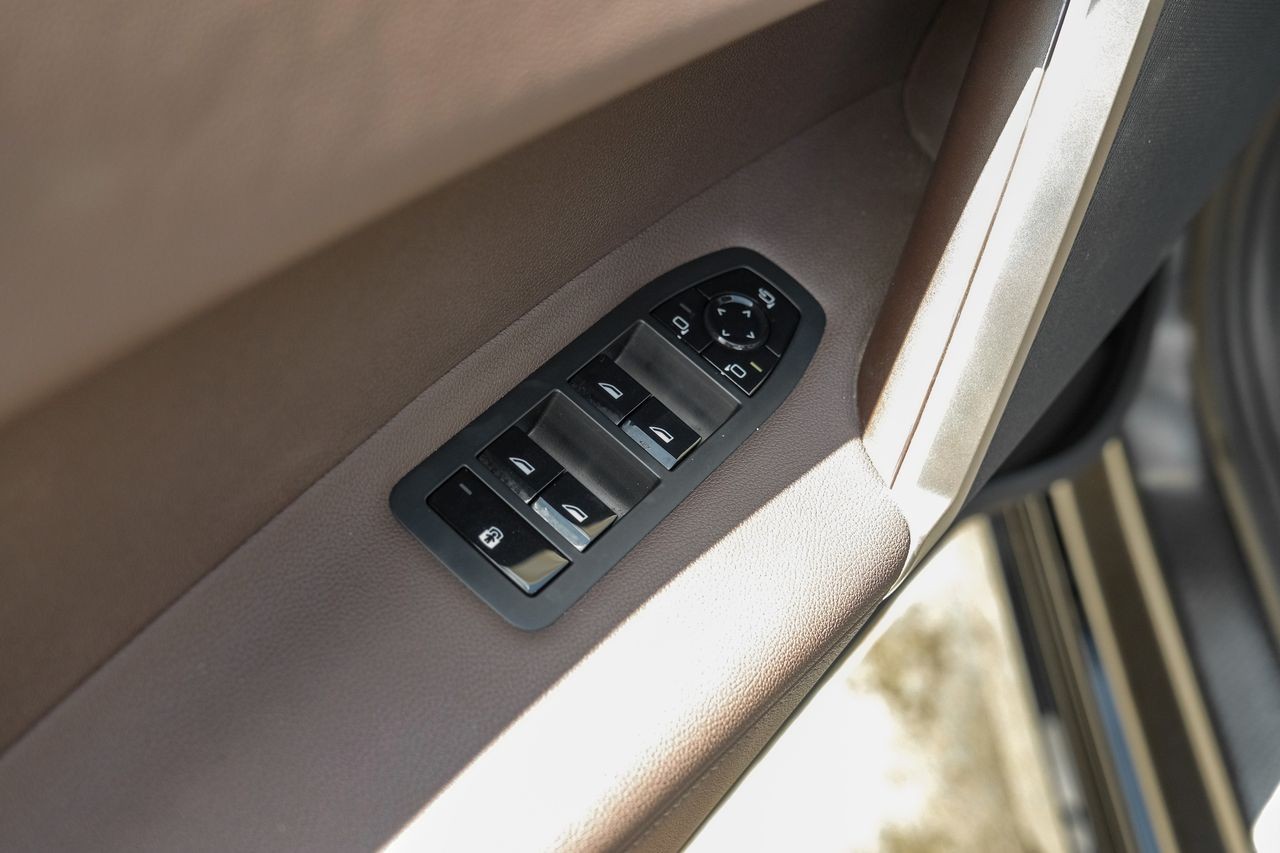BMW iX Vehicle Main Gallery Image 47