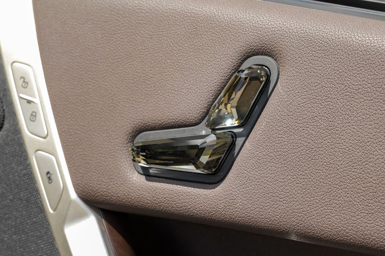 BMW iX Vehicle Main Gallery Image 48