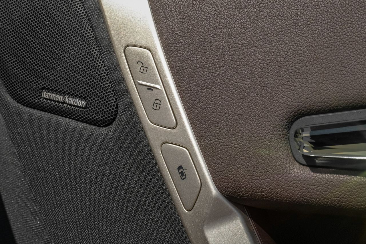 BMW iX Vehicle Main Gallery Image 49
