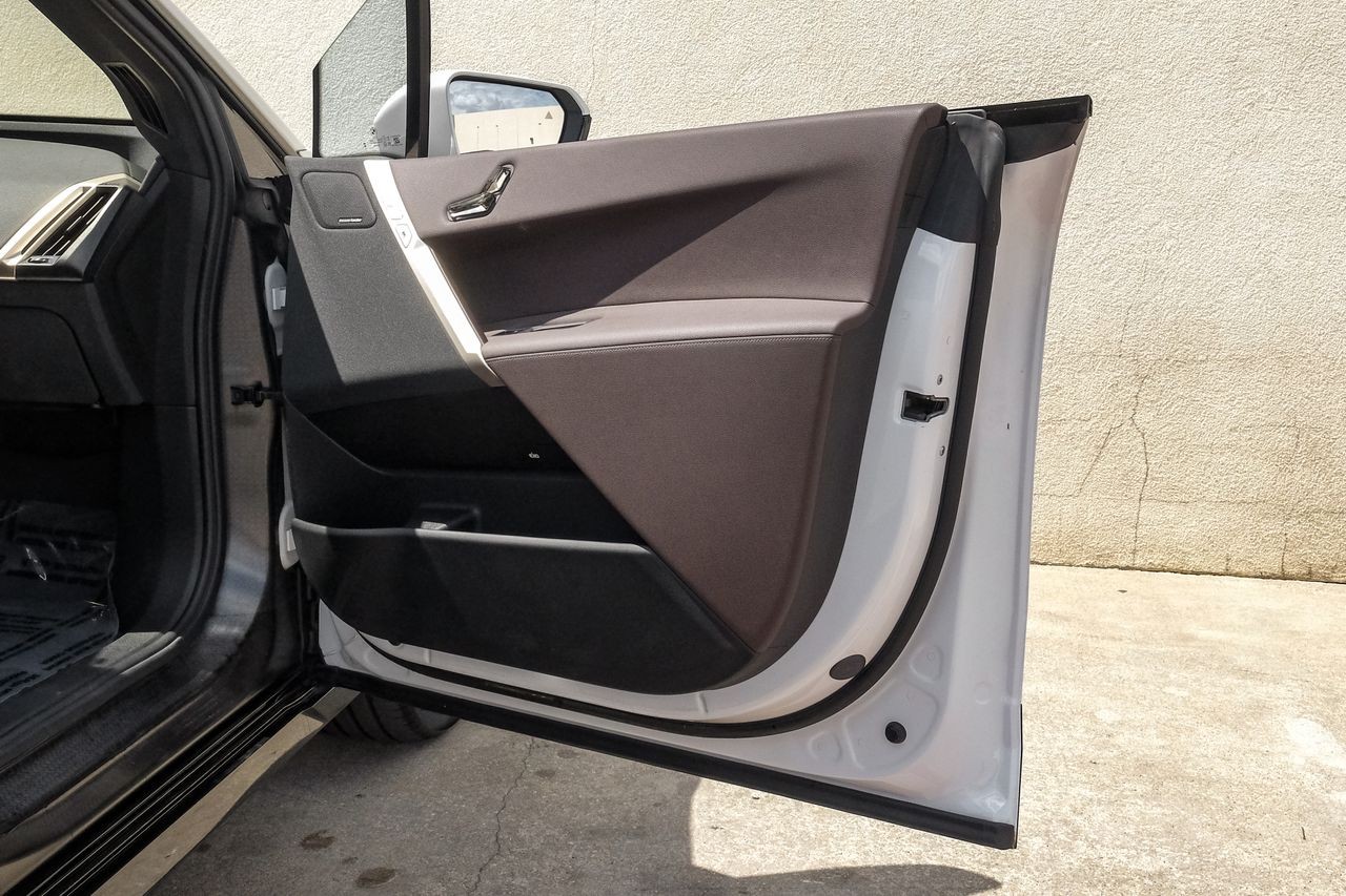 BMW iX Vehicle Main Gallery Image 50