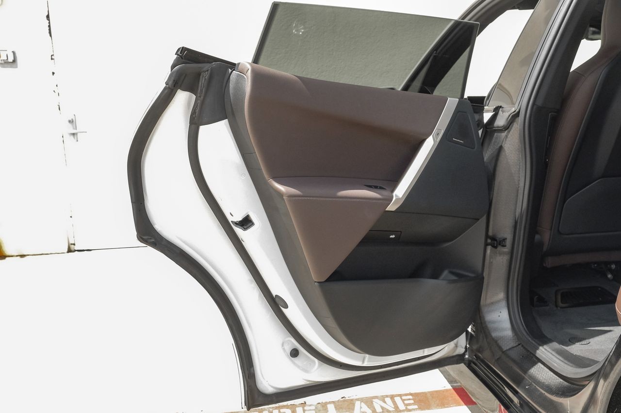 BMW iX Vehicle Main Gallery Image 51