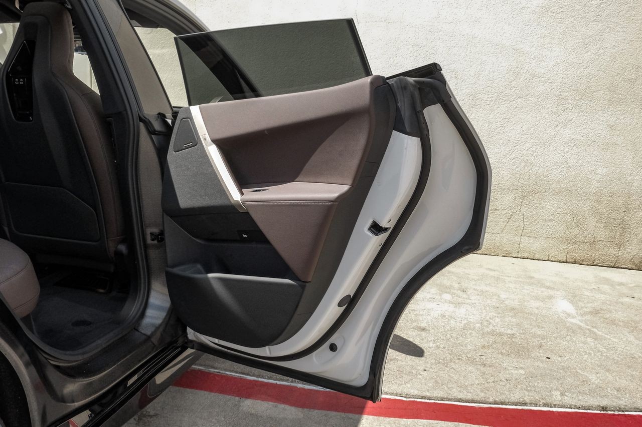BMW iX Vehicle Main Gallery Image 52