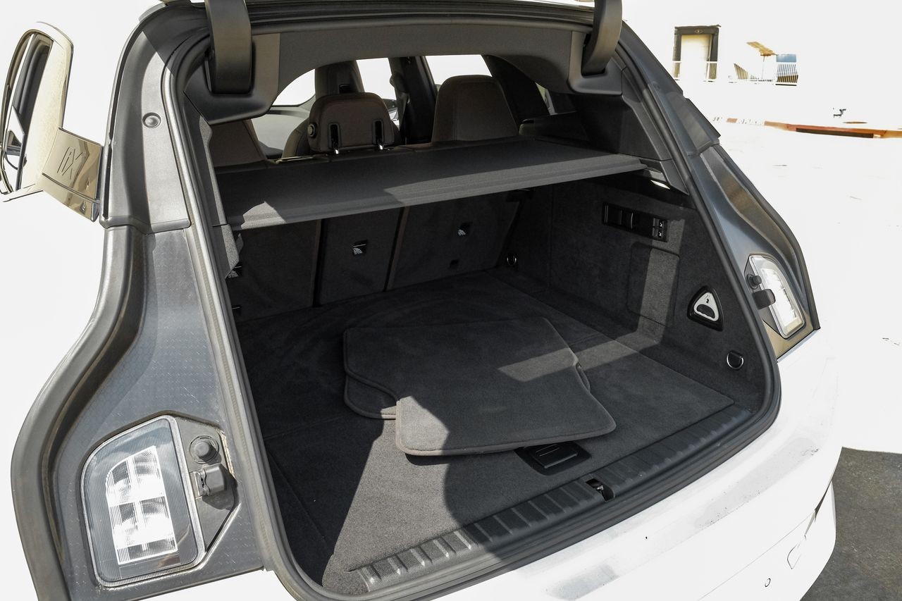 BMW iX Vehicle Main Gallery Image 57