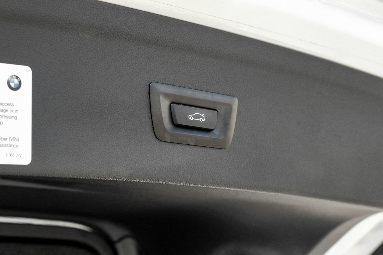 BMW iX Vehicle Main Gallery Image 58