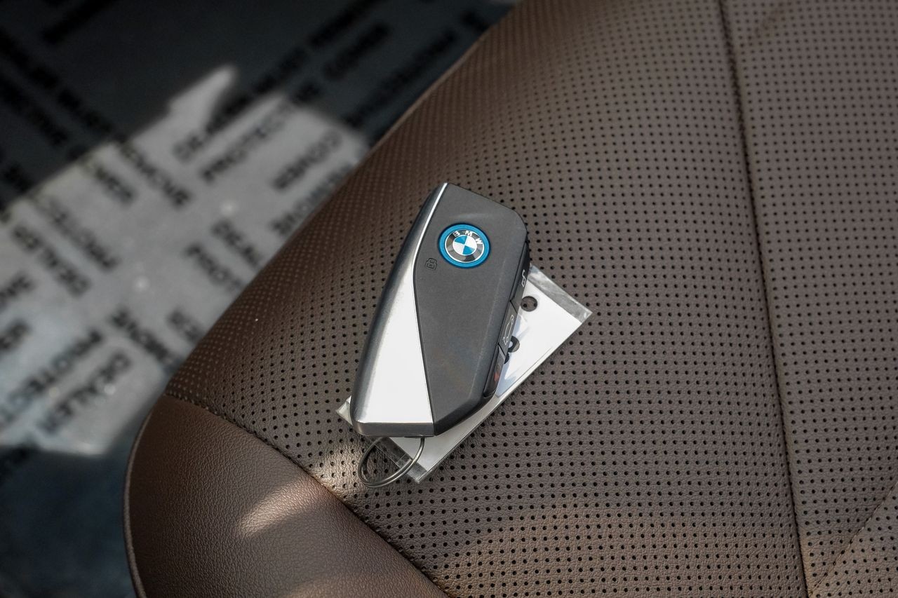 BMW iX Vehicle Main Gallery Image 63