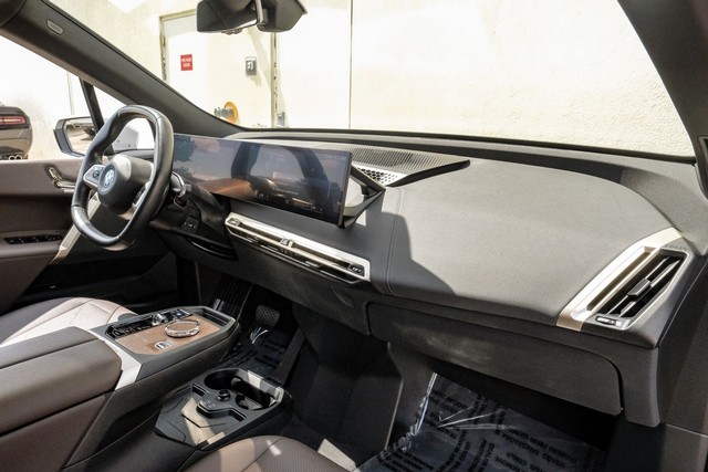 BMW iX Vehicle Main Gallery Image 13