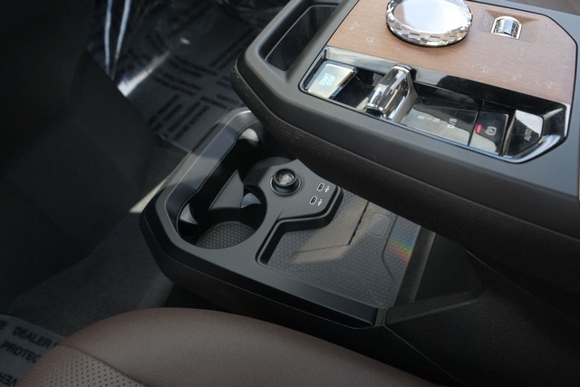 BMW iX Vehicle Main Gallery Image 25