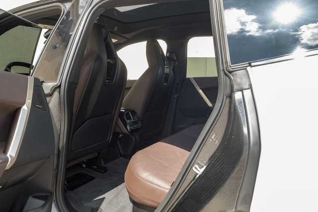 BMW iX Vehicle Main Gallery Image 42