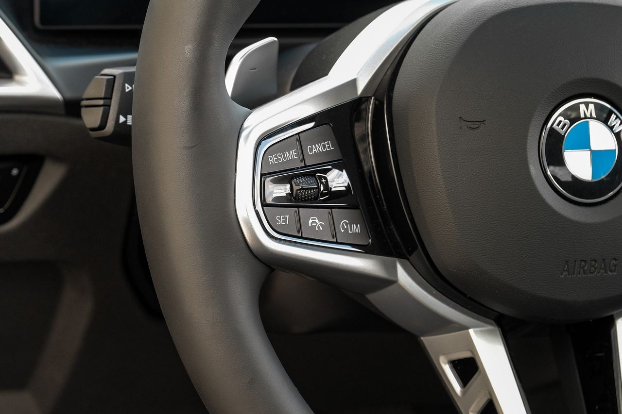 BMW 2 Series Vehicle Main Gallery Image 16