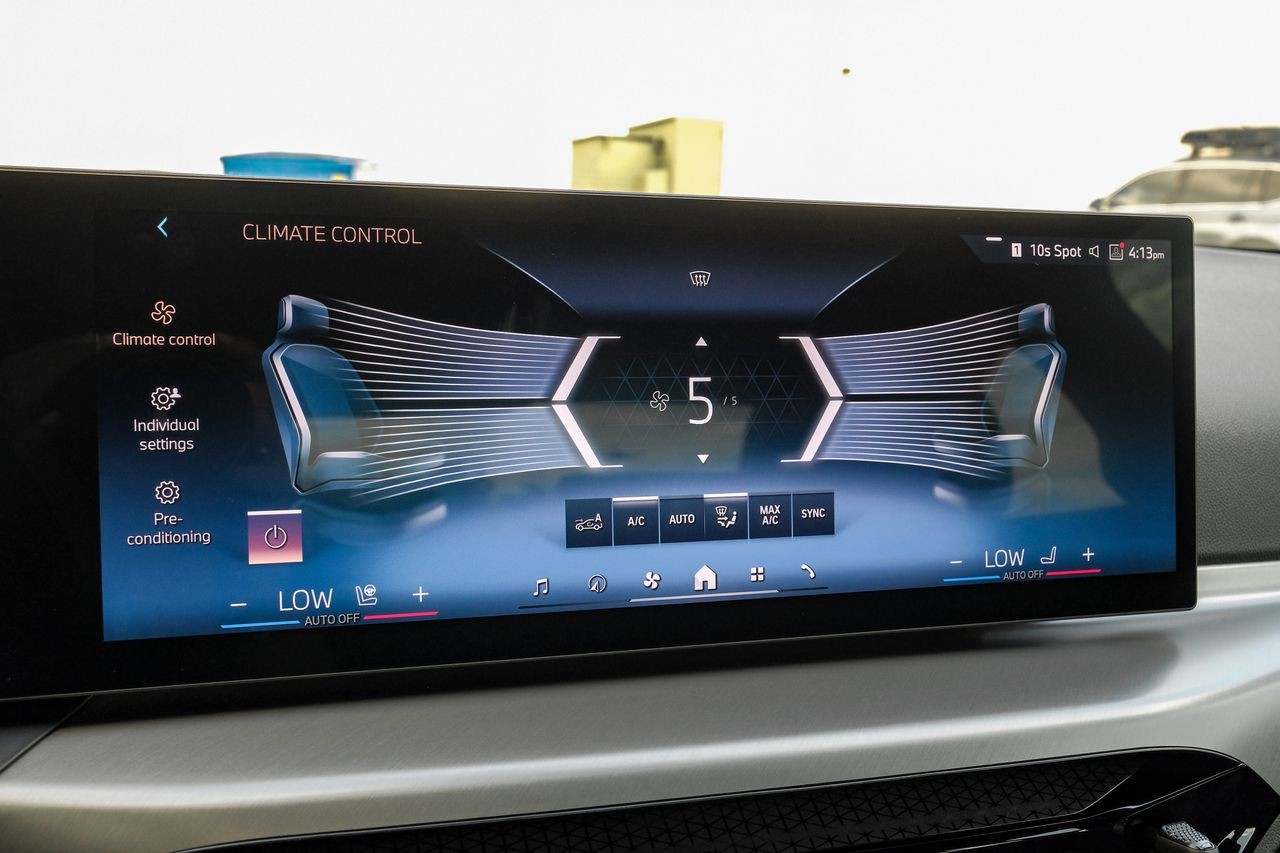 BMW 2 Series Vehicle Main Gallery Image 28