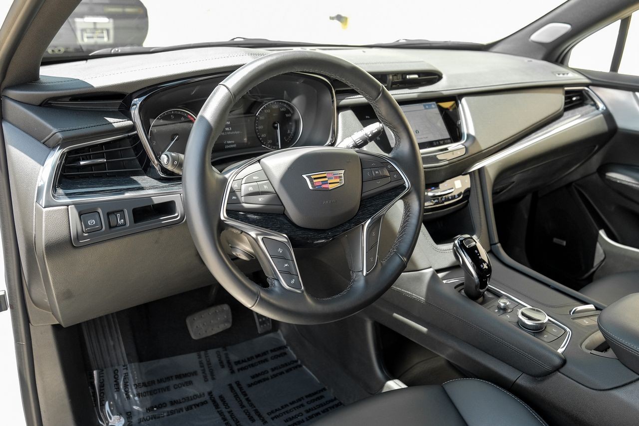 Cadillac XT5 Vehicle Main Gallery Image 03