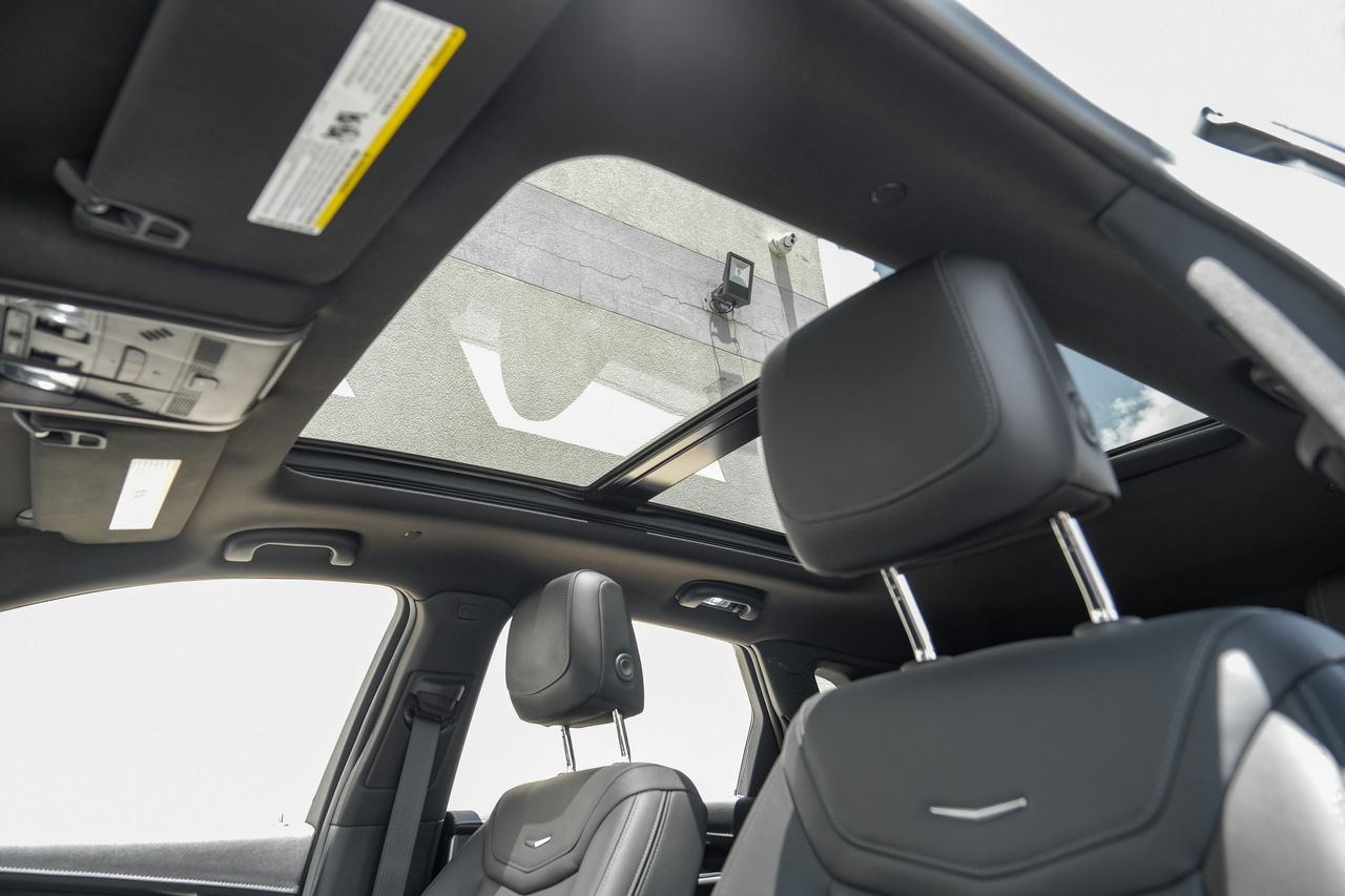 Cadillac XT5 Vehicle Main Gallery Image 05