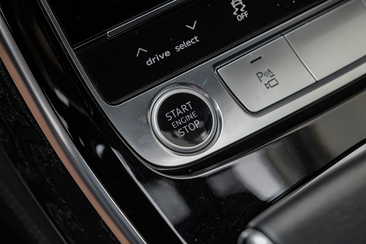 Audi A8 Vehicle Main Gallery Image 24