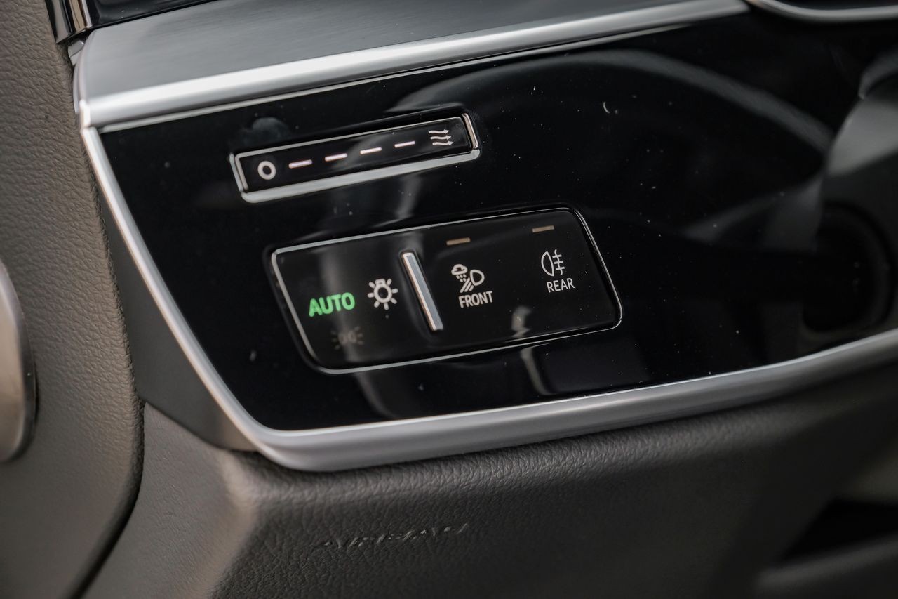 Audi A8 Vehicle Main Gallery Image 31