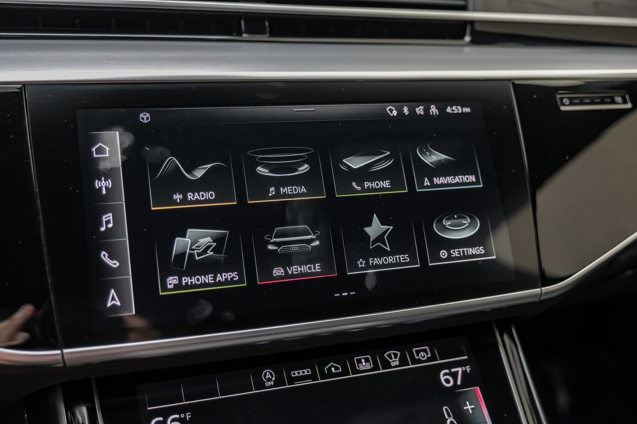 Audi A8 Vehicle Main Gallery Image 32